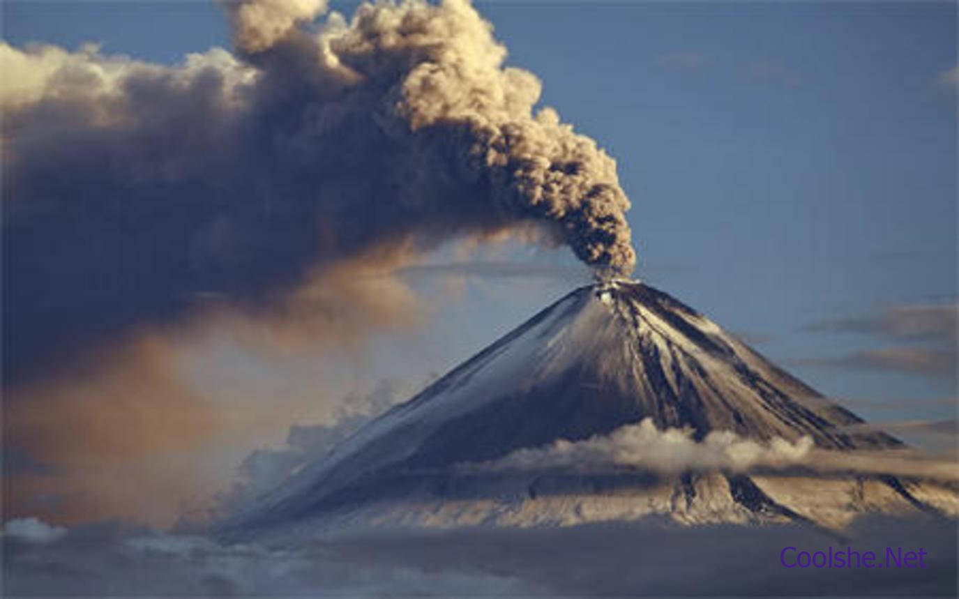 الصهارة سطح البركان تسمي عندما من فوهة تتدفق علي الأرض عندما تتدفق